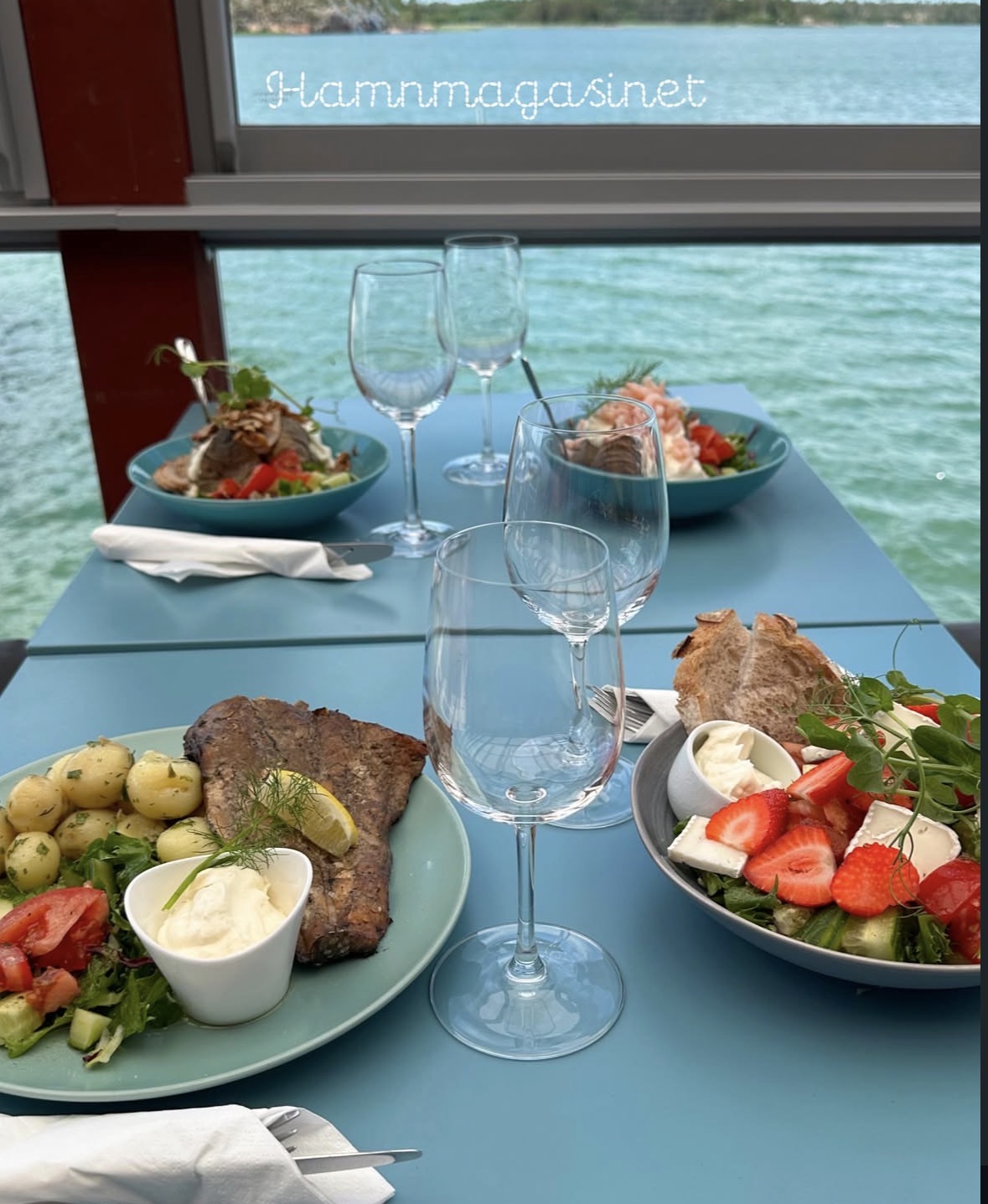 Dukat bord med havsutsikt
